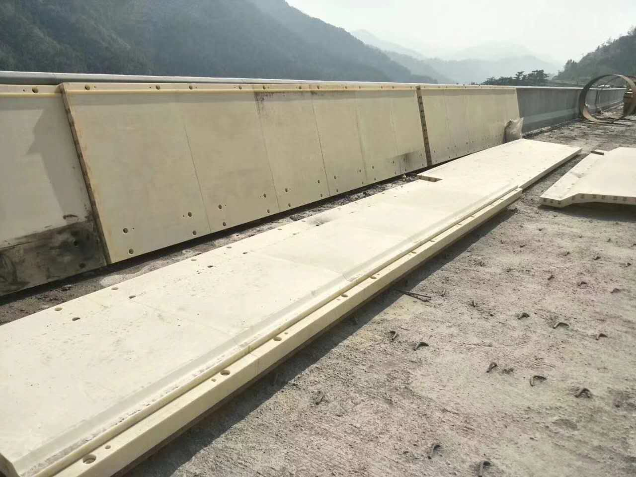 公路防撞墻模板