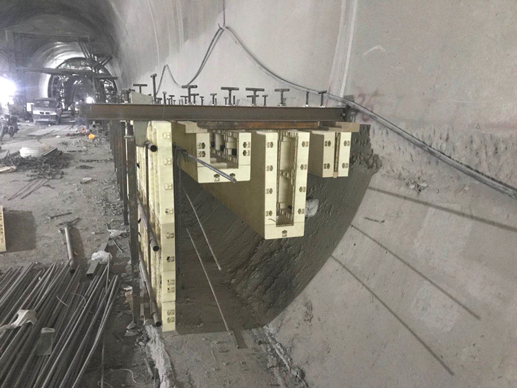 昆明鼎駿-鐵路電纜溝模板單邊800米助力